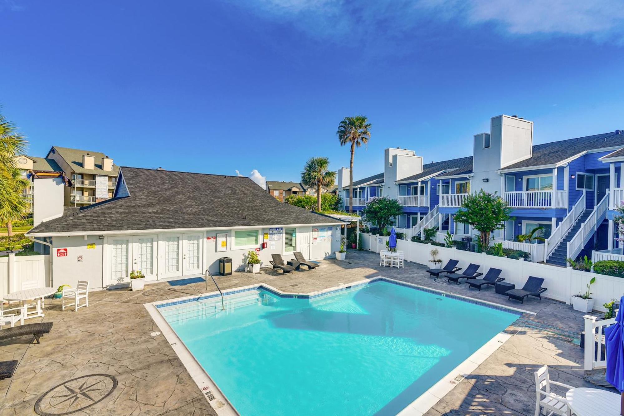 Romantic Galveston Retreat Bay View, Pool Access! Exterior photo