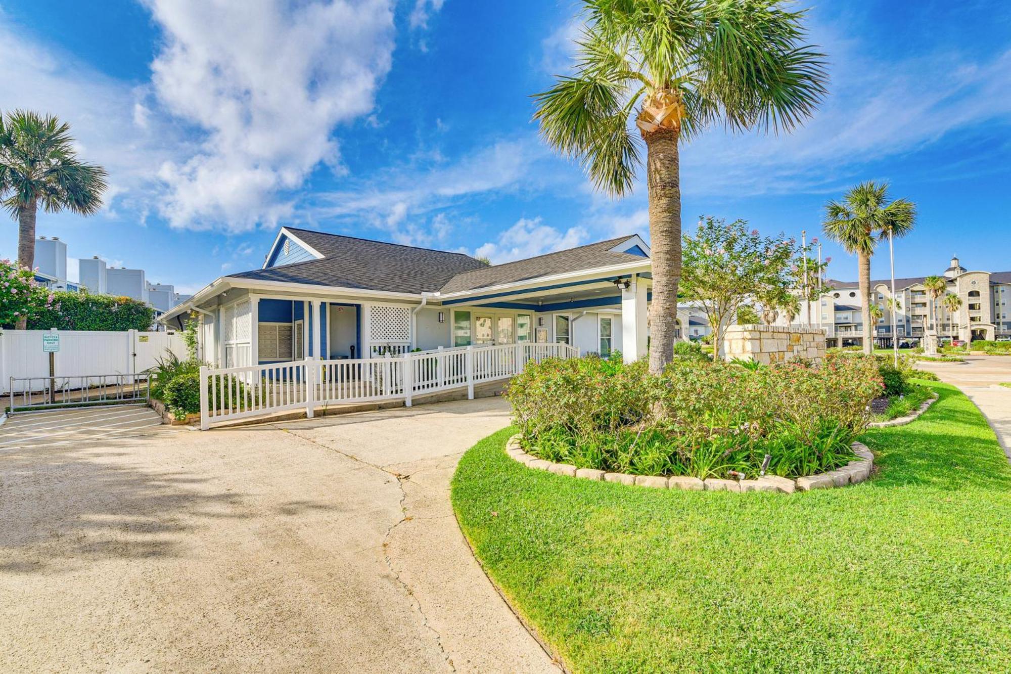 Romantic Galveston Retreat Bay View, Pool Access! Exterior photo