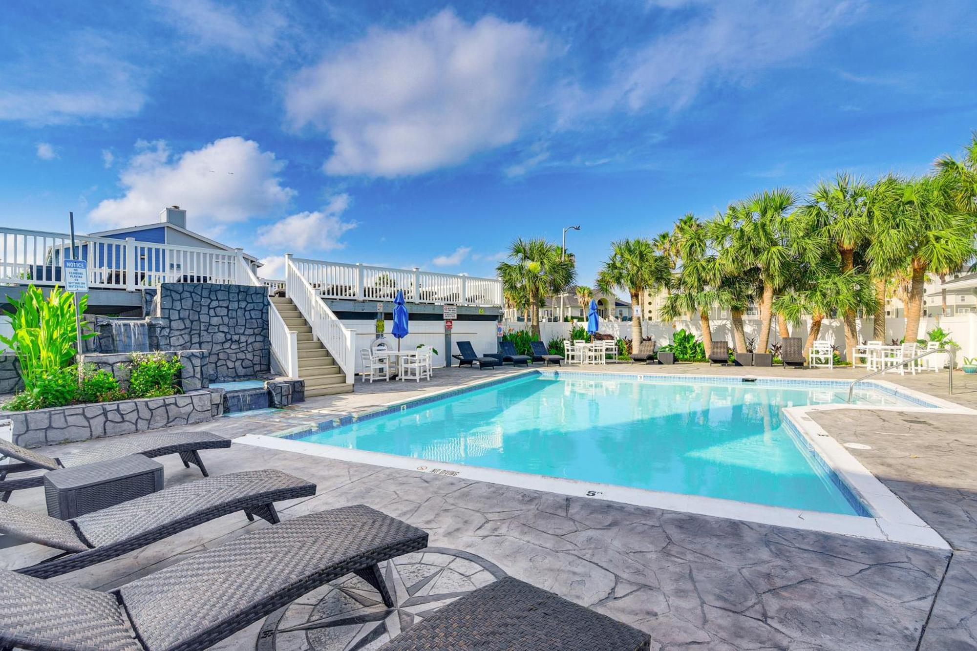Romantic Galveston Retreat Bay View, Pool Access! Exterior photo