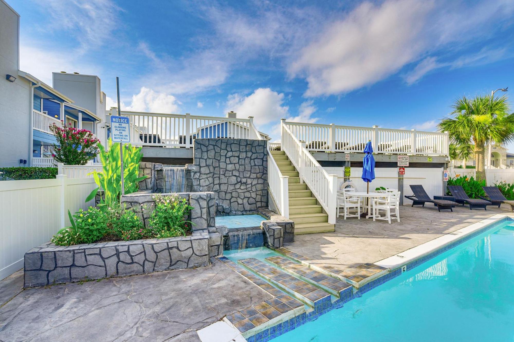 Romantic Galveston Retreat Bay View, Pool Access! Exterior photo