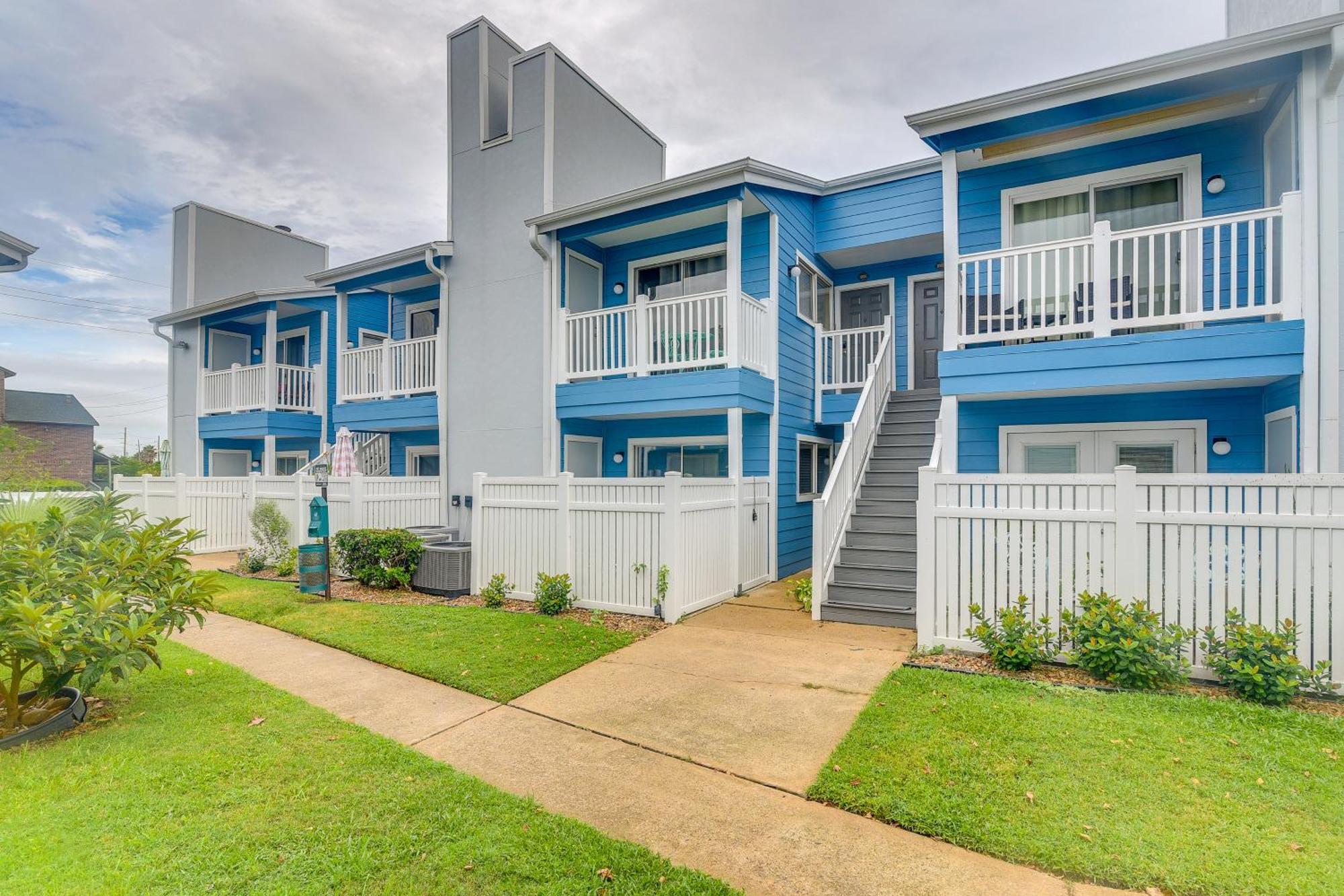 Romantic Galveston Retreat Bay View, Pool Access! Exterior photo