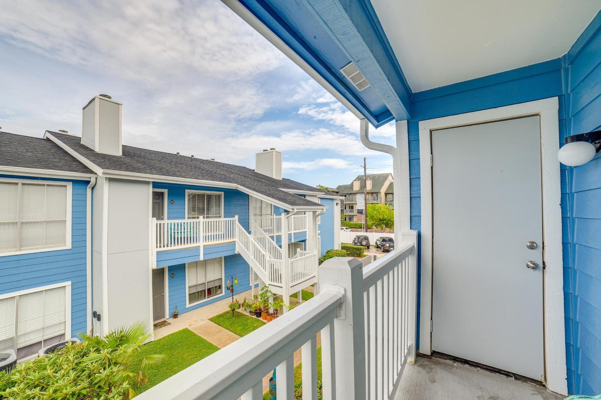 Romantic Galveston Retreat Bay View, Pool Access! Exterior photo