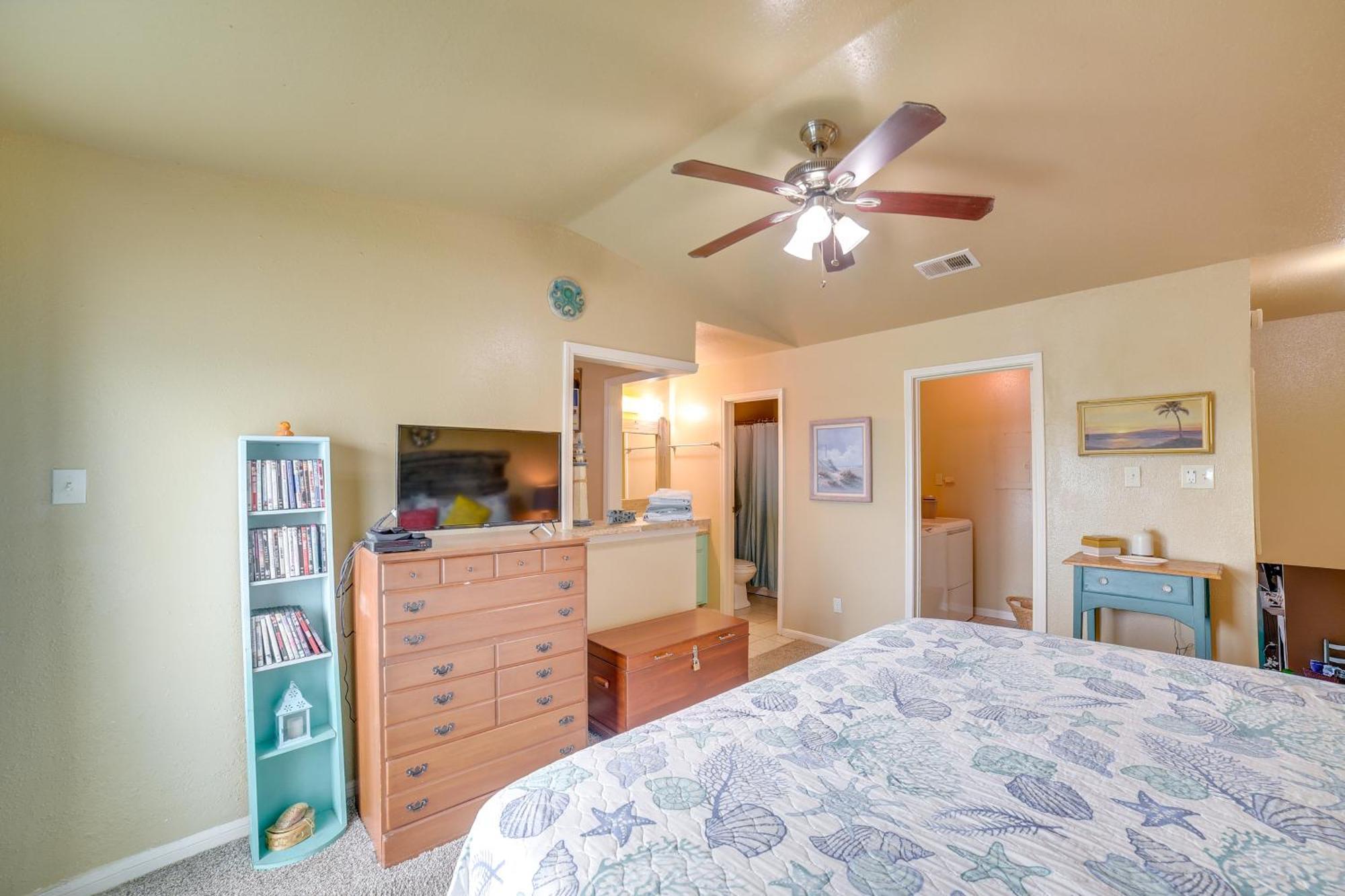 Romantic Galveston Retreat Bay View, Pool Access! Exterior photo