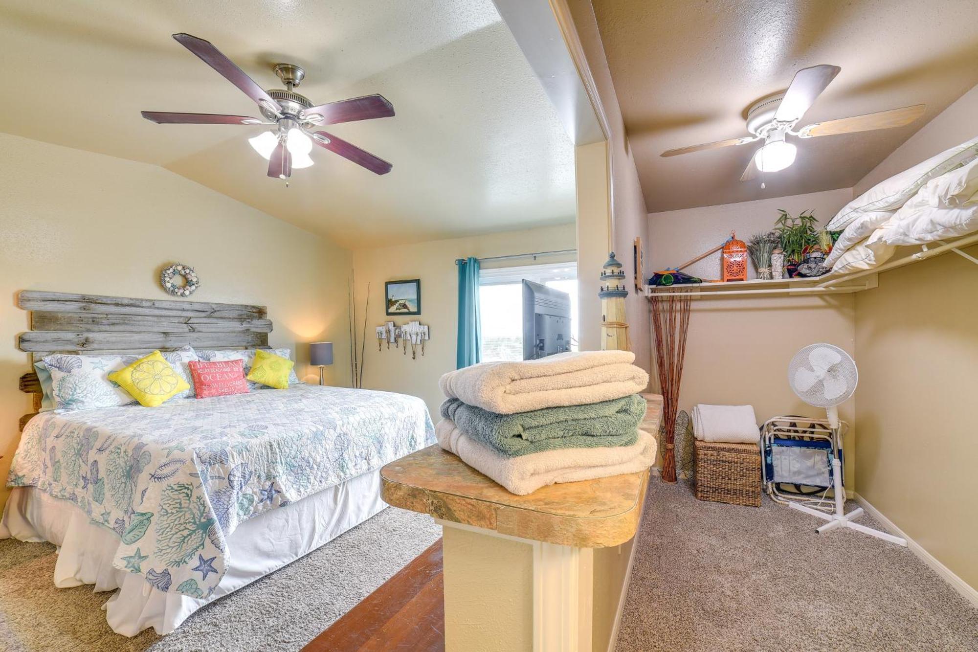 Romantic Galveston Retreat Bay View, Pool Access! Exterior photo