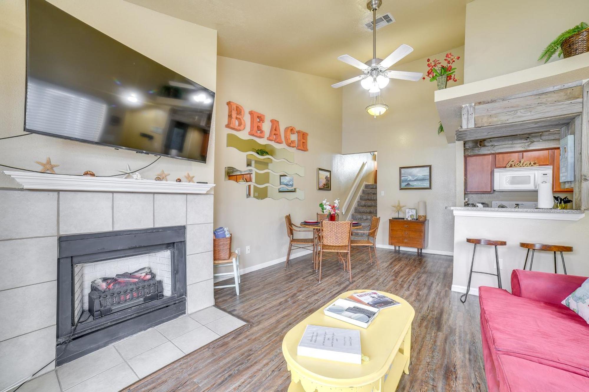 Romantic Galveston Retreat Bay View, Pool Access! Exterior photo