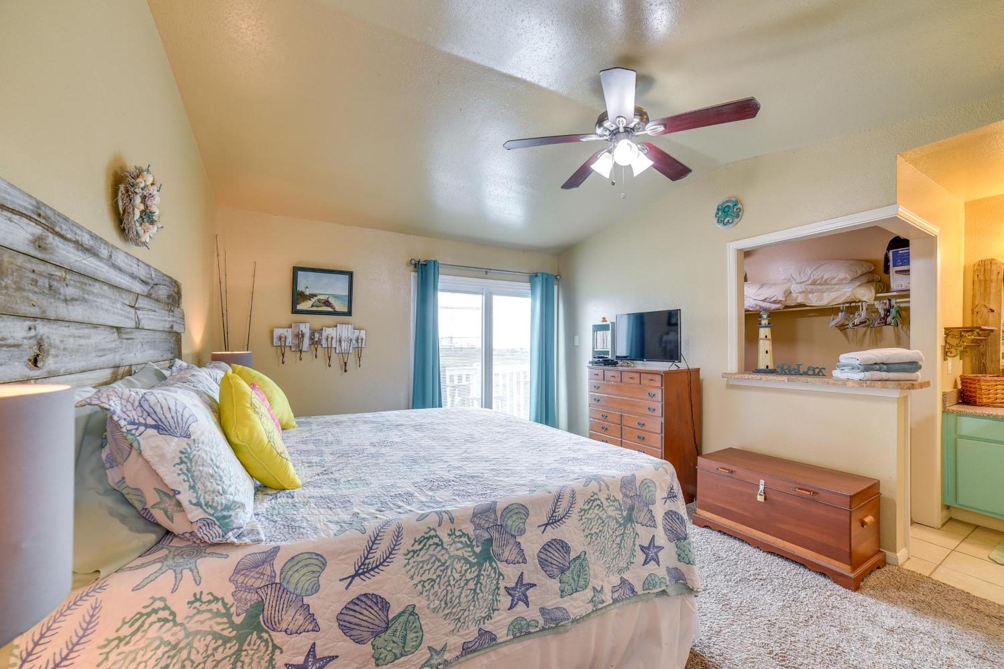 Romantic Galveston Retreat Bay View, Pool Access! Exterior photo