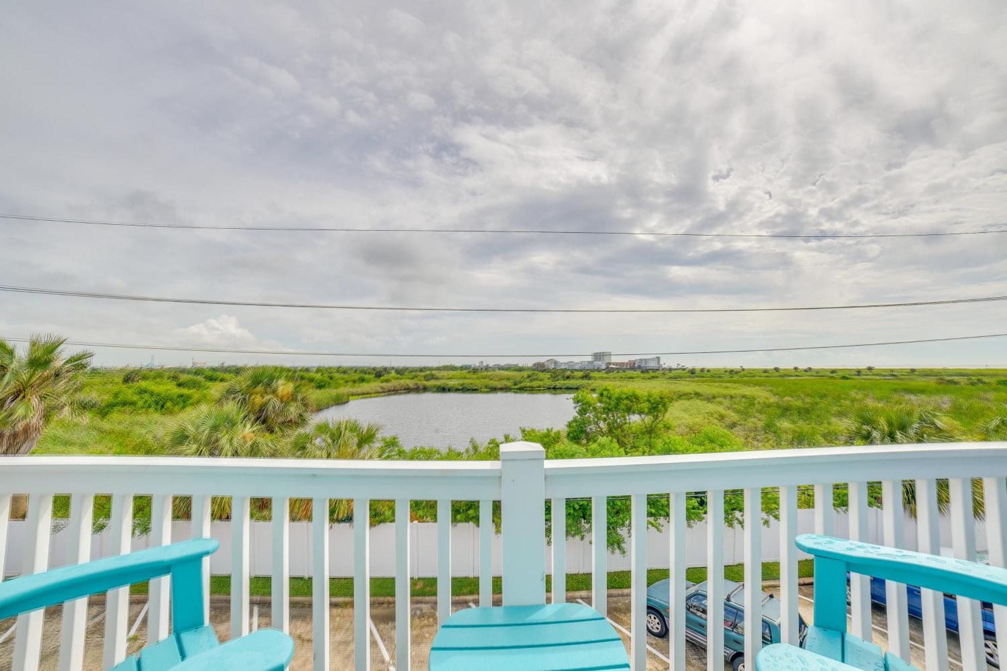 Romantic Galveston Retreat Bay View, Pool Access! Exterior photo