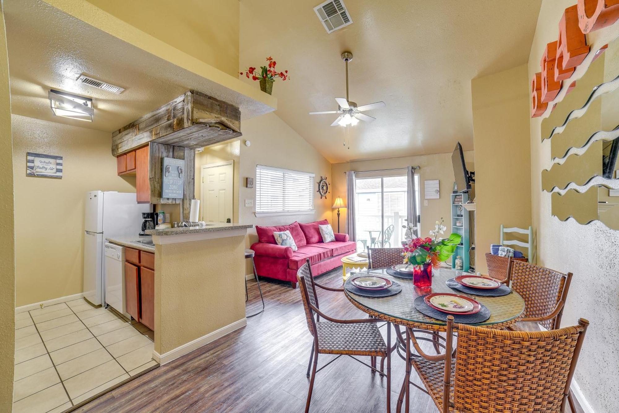 Romantic Galveston Retreat Bay View, Pool Access! Exterior photo