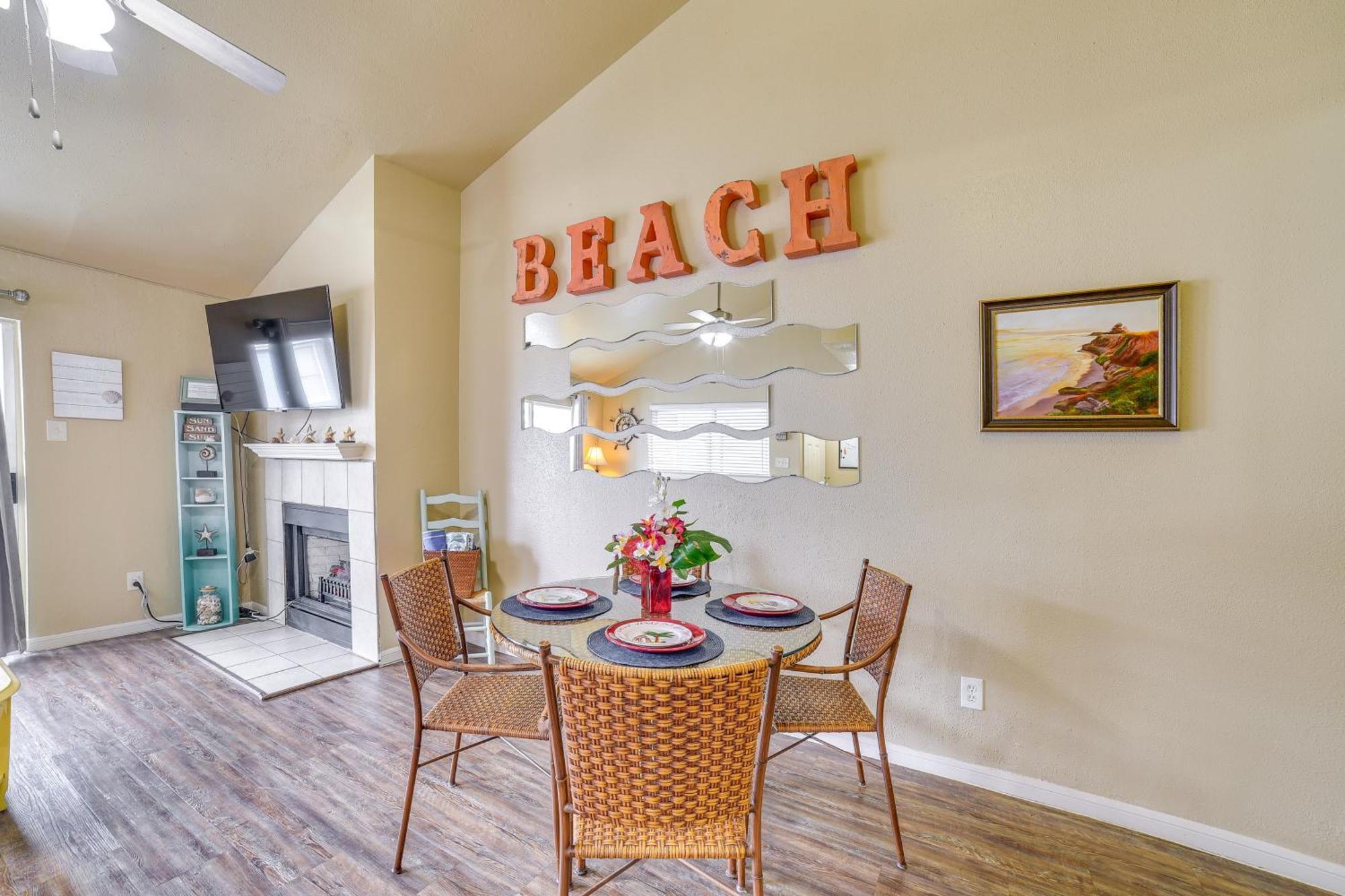Romantic Galveston Retreat Bay View, Pool Access! Exterior photo