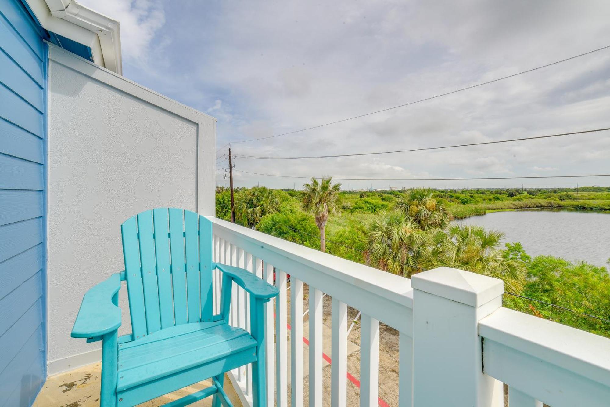 Romantic Galveston Retreat Bay View, Pool Access! Exterior photo
