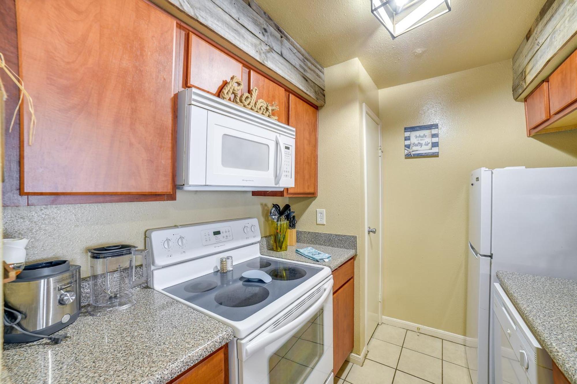Romantic Galveston Retreat Bay View, Pool Access! Exterior photo