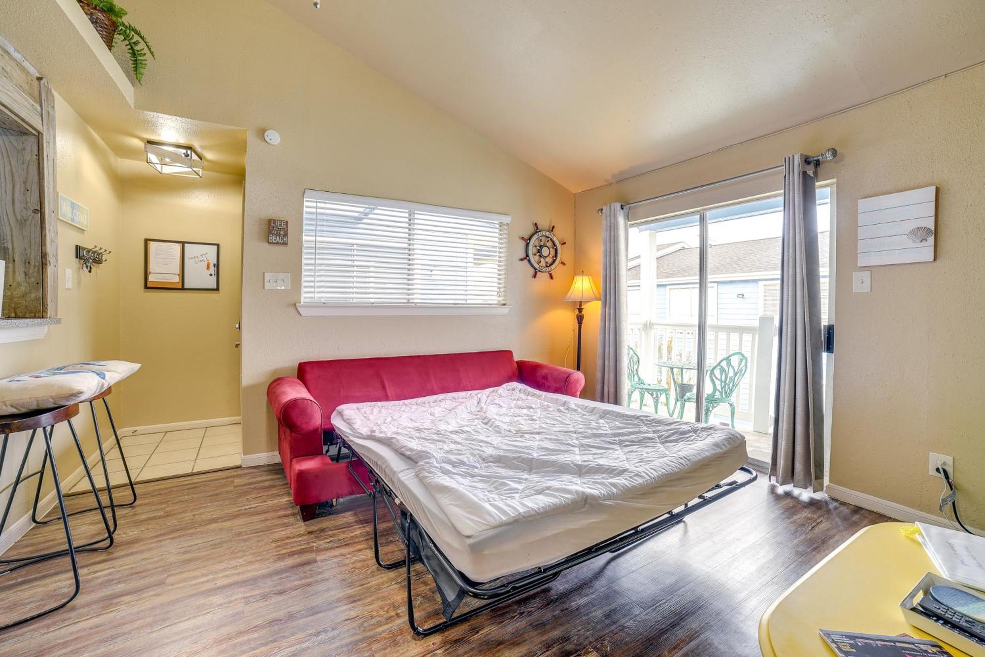 Romantic Galveston Retreat Bay View, Pool Access! Exterior photo